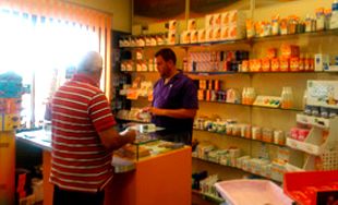 Farmacia Tahiche hombre comprando medicamentos